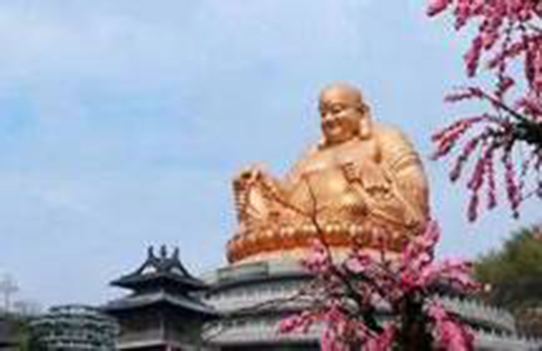 漢族寺廟的前殿一般供著一個笑面和尚像，他是誰？
