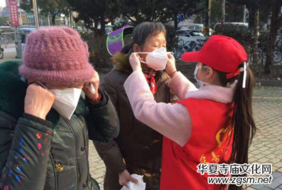 浙江余姚最美“逆行志愿者”上街免費為民發口罩