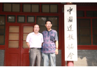會長靳新國與中央財經大學副教授、北京市寫作學會秘書長譚云明到白云觀參訪