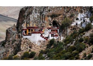 西藏扎葉巴寺：隱秘山洞里的修行靈地