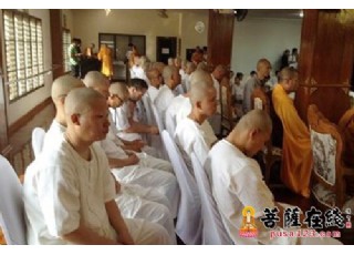 為體驗泰國佛教文化70名中國游客在泰國剃度出家
